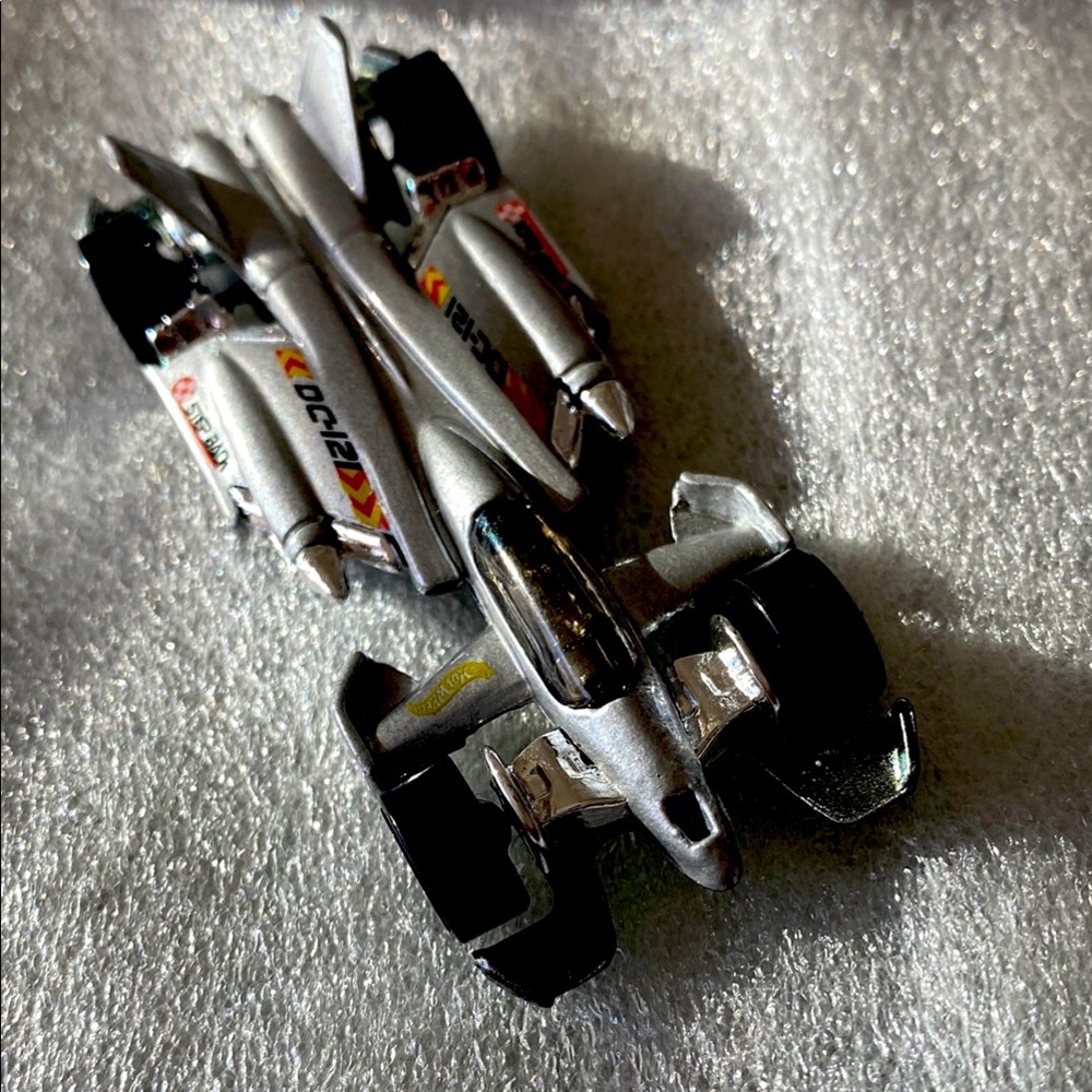 Hot Wheels 2000 Hot Wheels Featuring Jet Threat 3.0 Silver - Mint